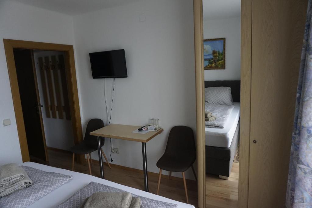 Postel nebo postele na pokoji v ubytování Pension-Ferienwohnung Rotar
