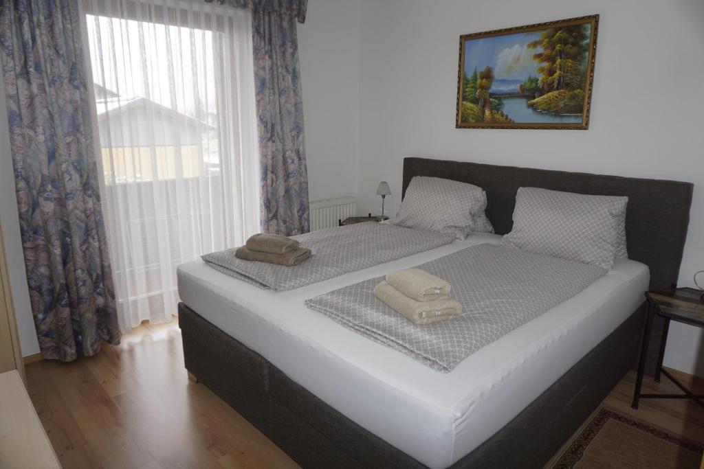 Postel nebo postele na pokoji v ubytování Pension-Ferienwohnung Rotar