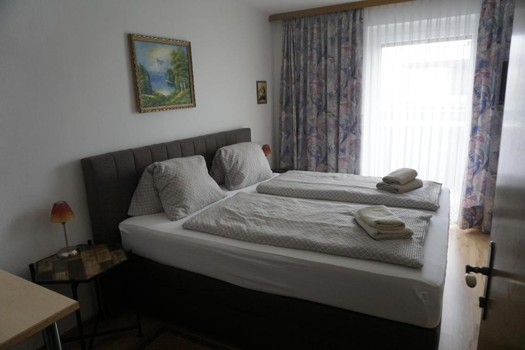 Postel nebo postele na pokoji v ubytování Pension-Ferienwohnung Rotar