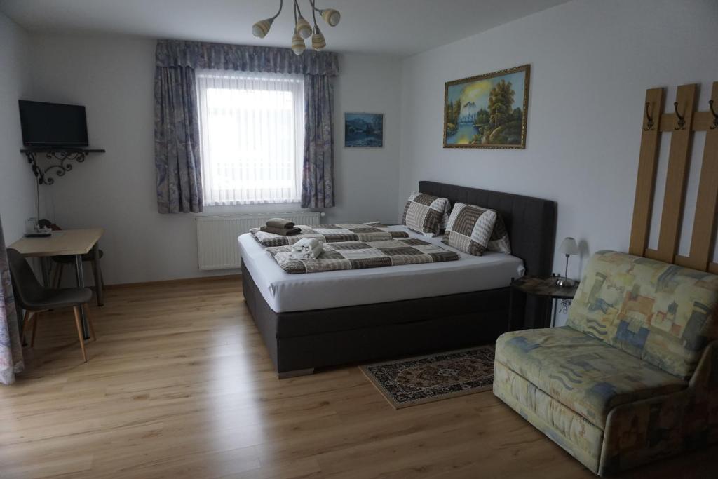 Postel nebo postele na pokoji v ubytování Pension-Ferienwohnung Rotar