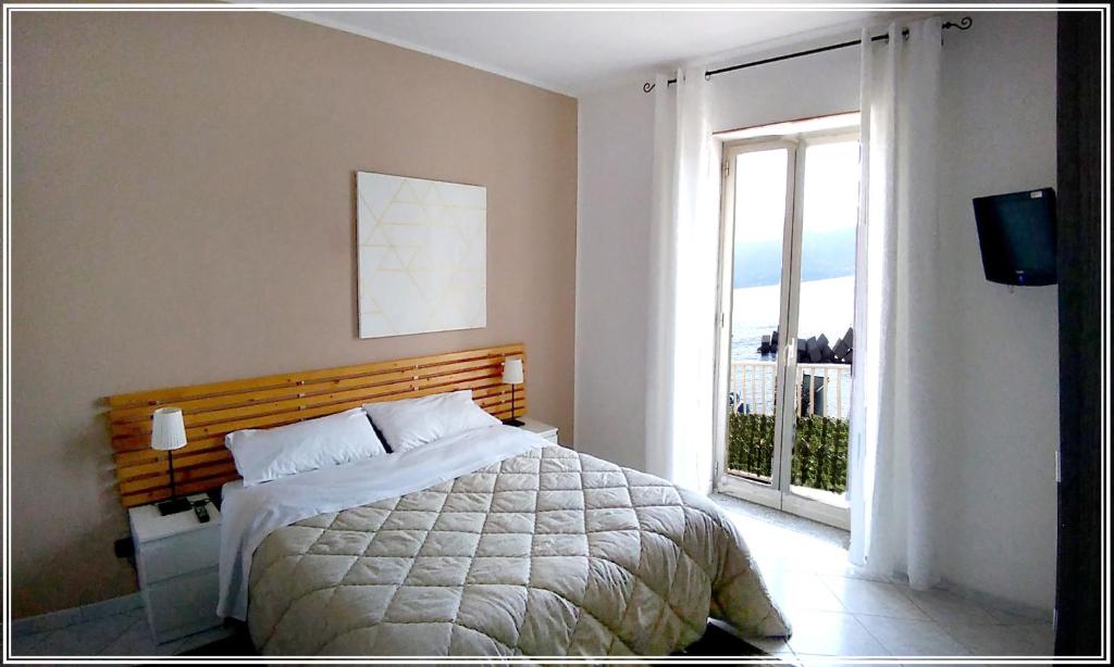 トッレ・ファロにあるCasa Siciliaのベッドルーム1室(ベッド1台、大きな窓付)