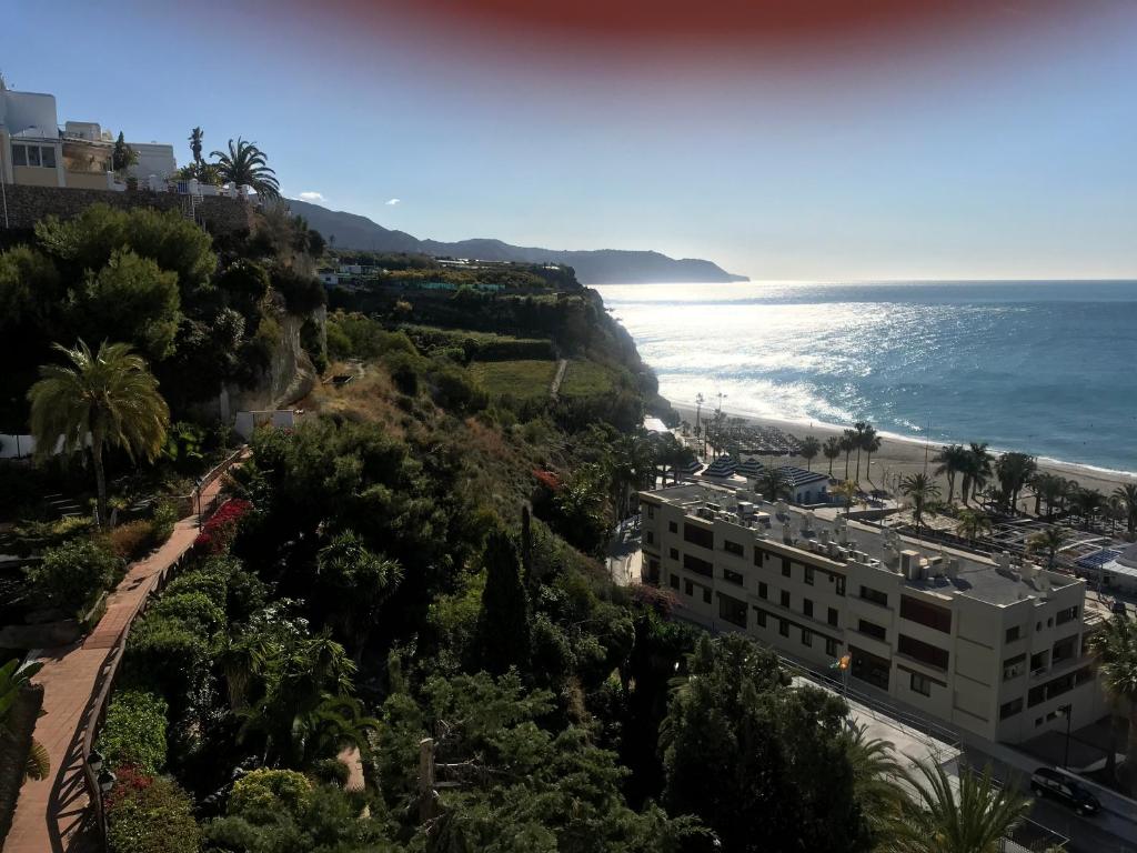 widok na plażę i ocean w obiekcie El Capistrano Playa 301 w mieście Nerja