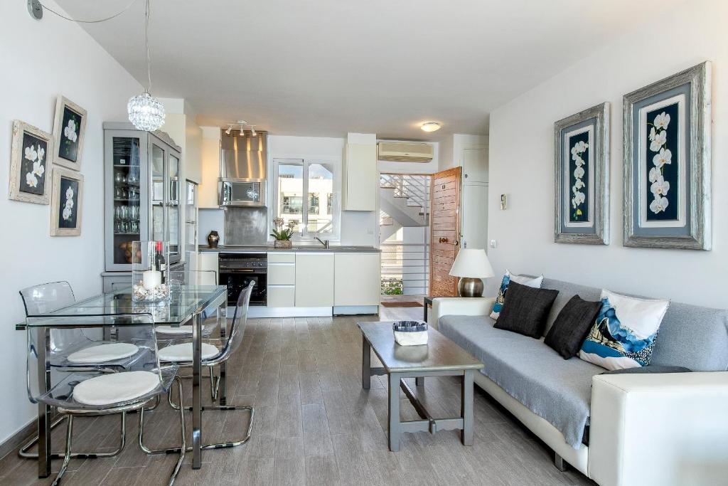 Posezení v ubytování Apartment Sivella By homevillas360