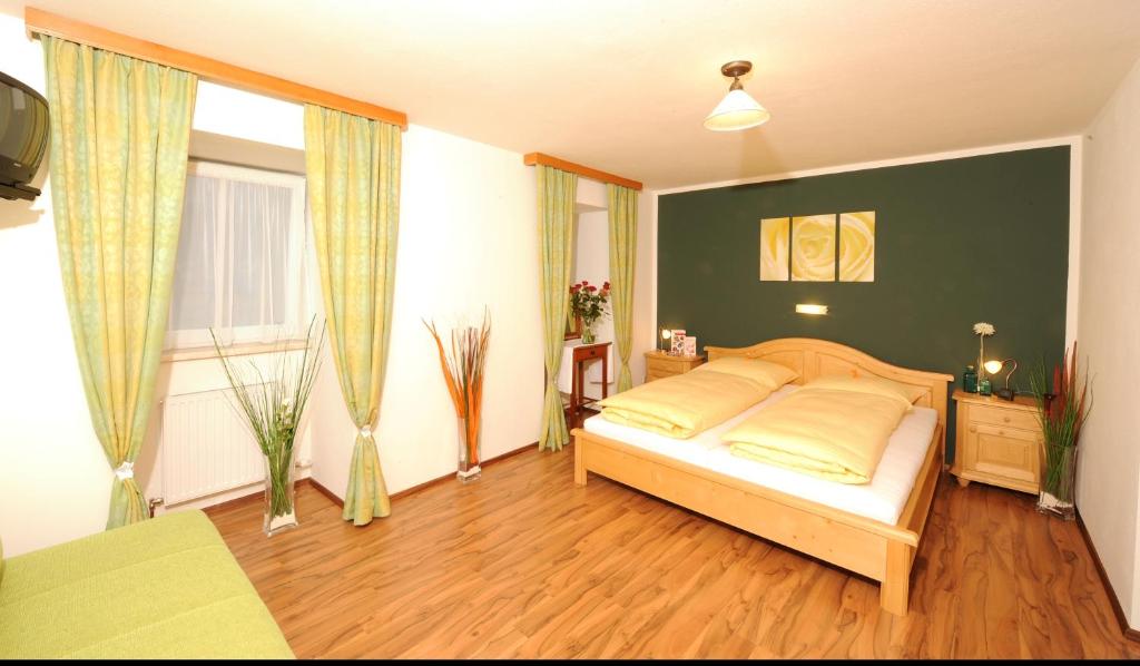 Postel nebo postele na pokoji v ubytování Hotel-Restaurant Kirchenwirt Aigen