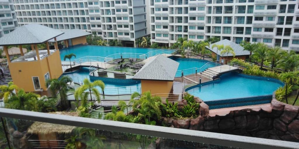 eine Luftansicht eines Resorts mit zwei Pools in der Unterkunft Maldives Laguna Beach Resort 3 in Jomtien Beach