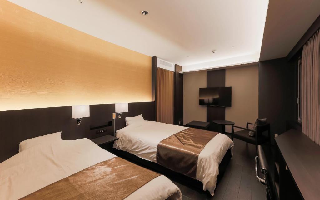 Кровать или кровати в номере KKR Hotel Osaka