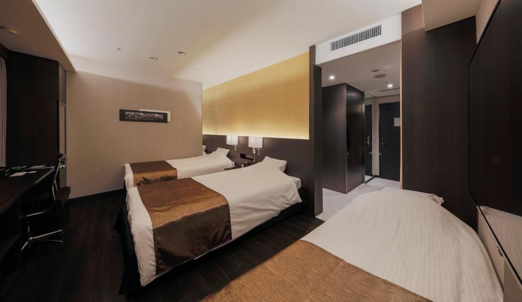 Кровать или кровати в номере KKR Hotel Osaka