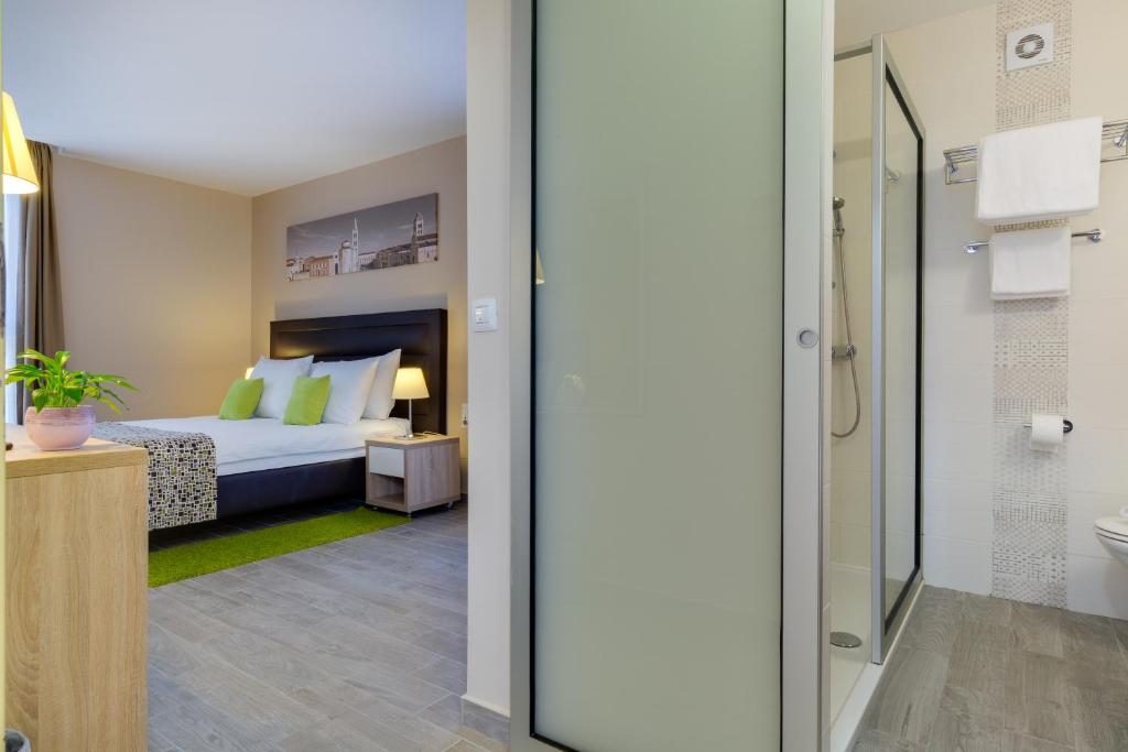 Gulta vai gultas numurā naktsmītnē Hotel Pinija