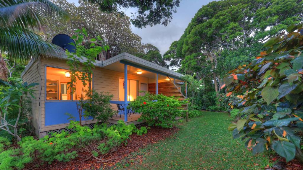 ein kleines Haus inmitten eines Gartens in der Unterkunft The Broken Banyan in Lord Howe