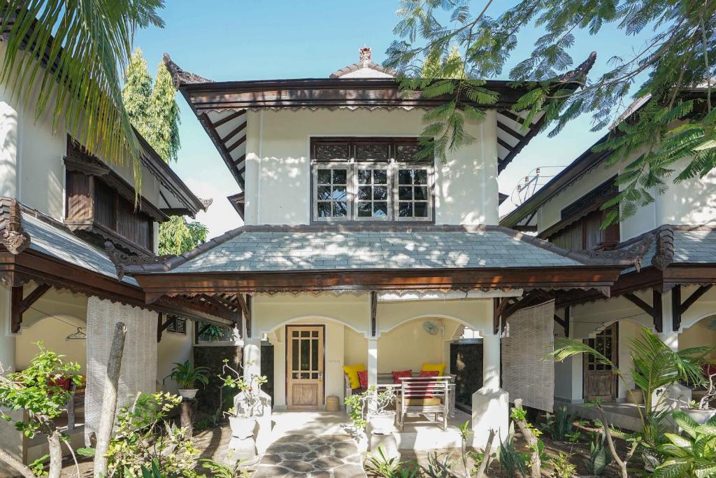 an image of a house with a roof at Martas Hotel in Gili Trawangan