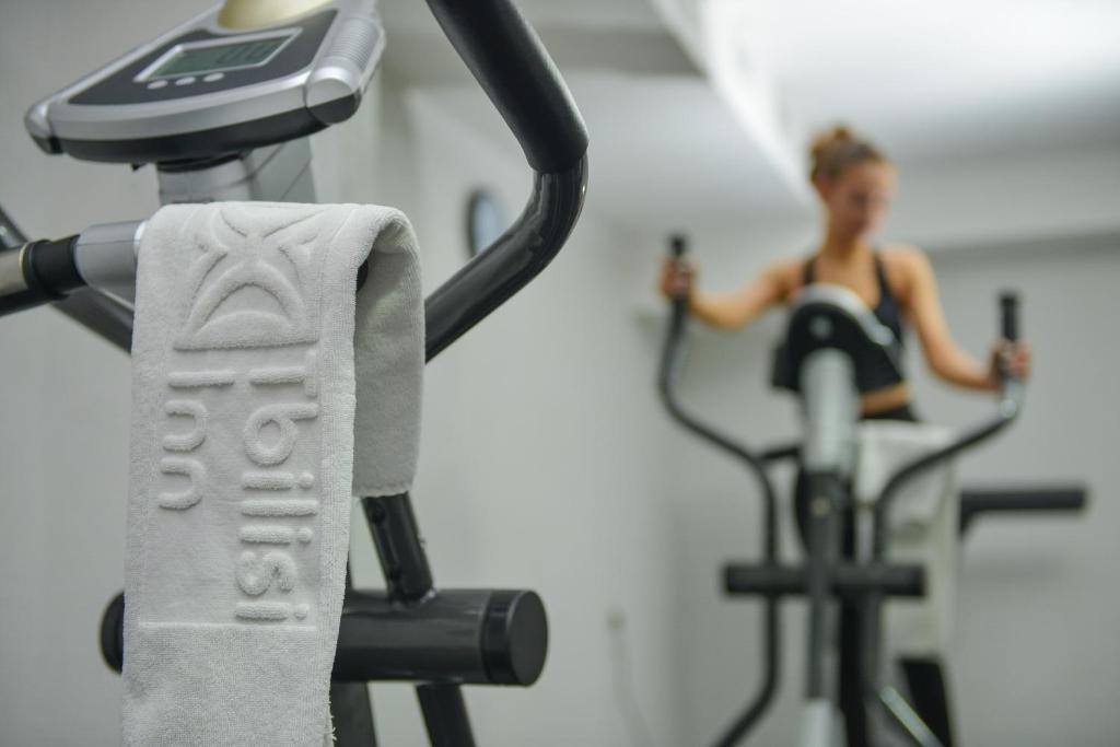 Fitness centrum a/nebo fitness zařízení v ubytování Tbilisi Inn