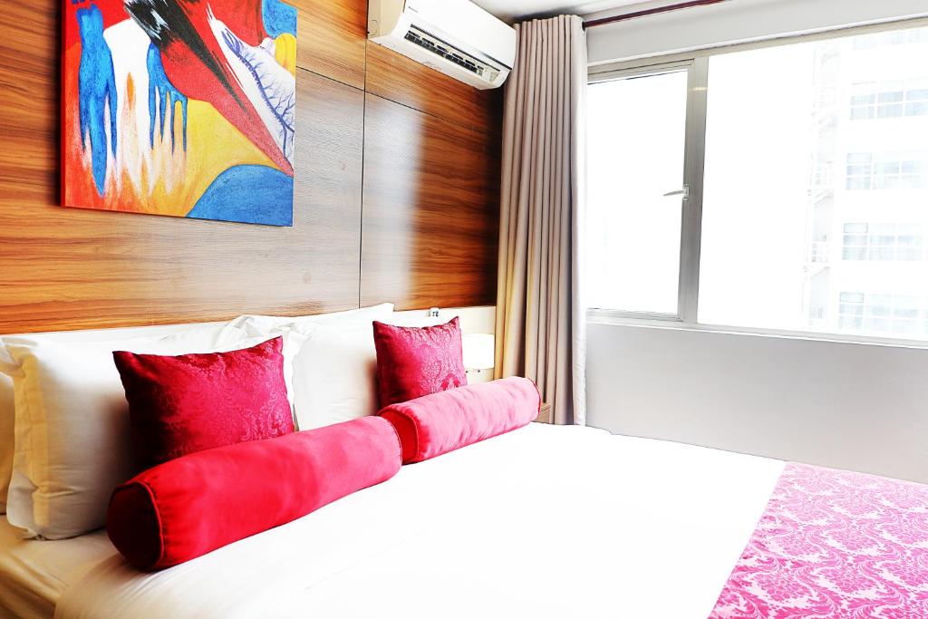 Postel nebo postele na pokoji v ubytování Valero Grand Suites by Swiss-Belhotel