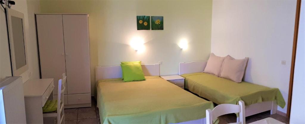 Posteľ alebo postele v izbe v ubytovaní Ikos Studios and Apartments