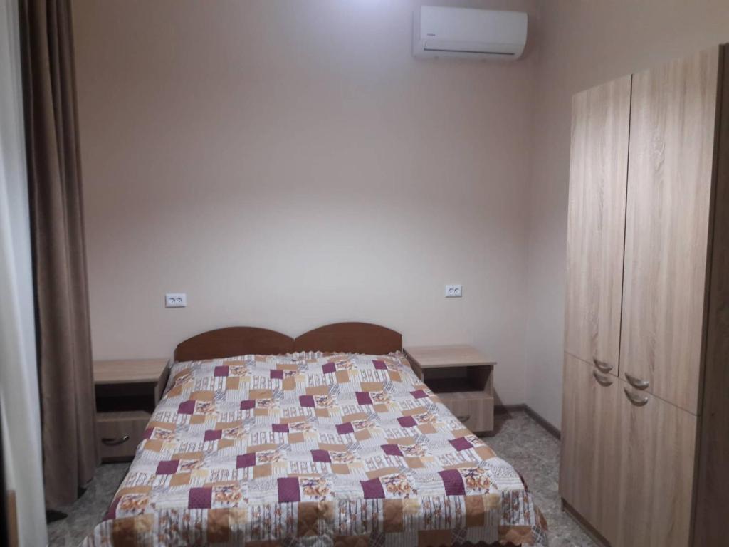 Postel nebo postele na pokoji v ubytování Guest House KOBULETI #788