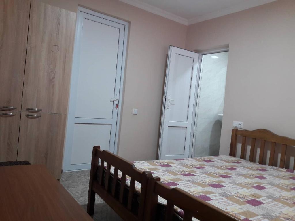 Postel nebo postele na pokoji v ubytování Guest House KOBULETI #788