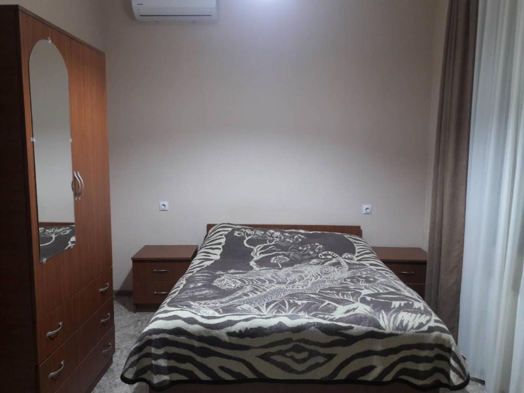 Postel nebo postele na pokoji v ubytování Guest House KOBULETI #788