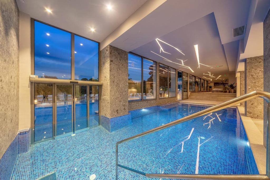 Bazén v ubytování Hotel Malin nebo v jeho okolí