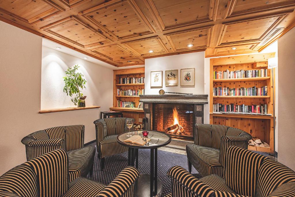 Posezení v ubytování Hotel Post Sils Maria