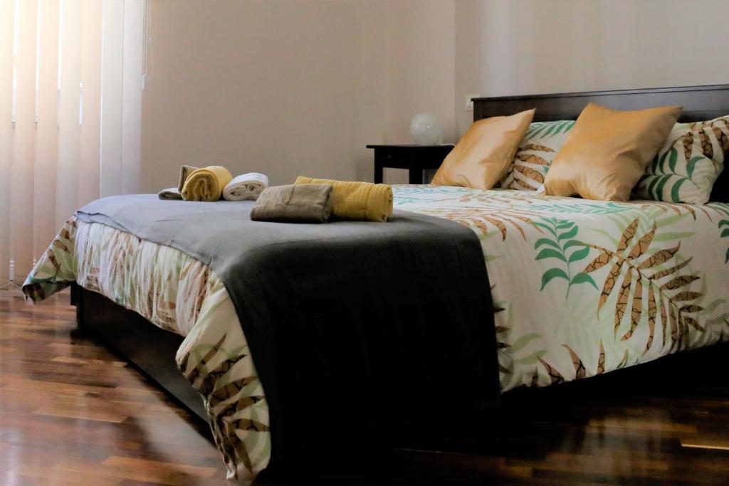 ein Schlafzimmer mit einem Bett mit einer Bettdecke darauf in der Unterkunft B&B BINARIO 39 in Neapel