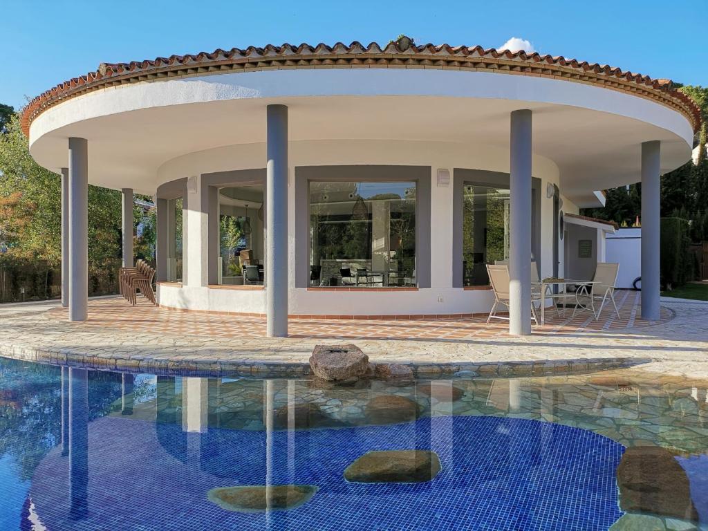 a villa with a swimming pool and a house at Casa Orilla el Lago in Córdoba
