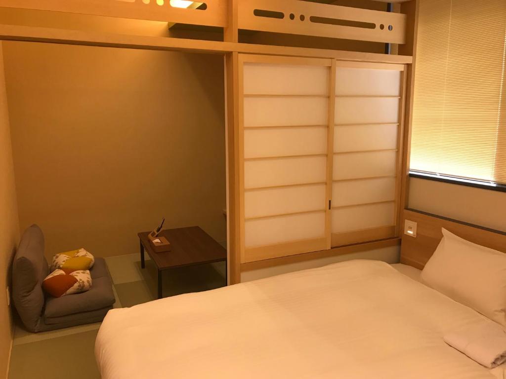 Postel nebo postele na pokoji v ubytování Hotel Yururito Osaka