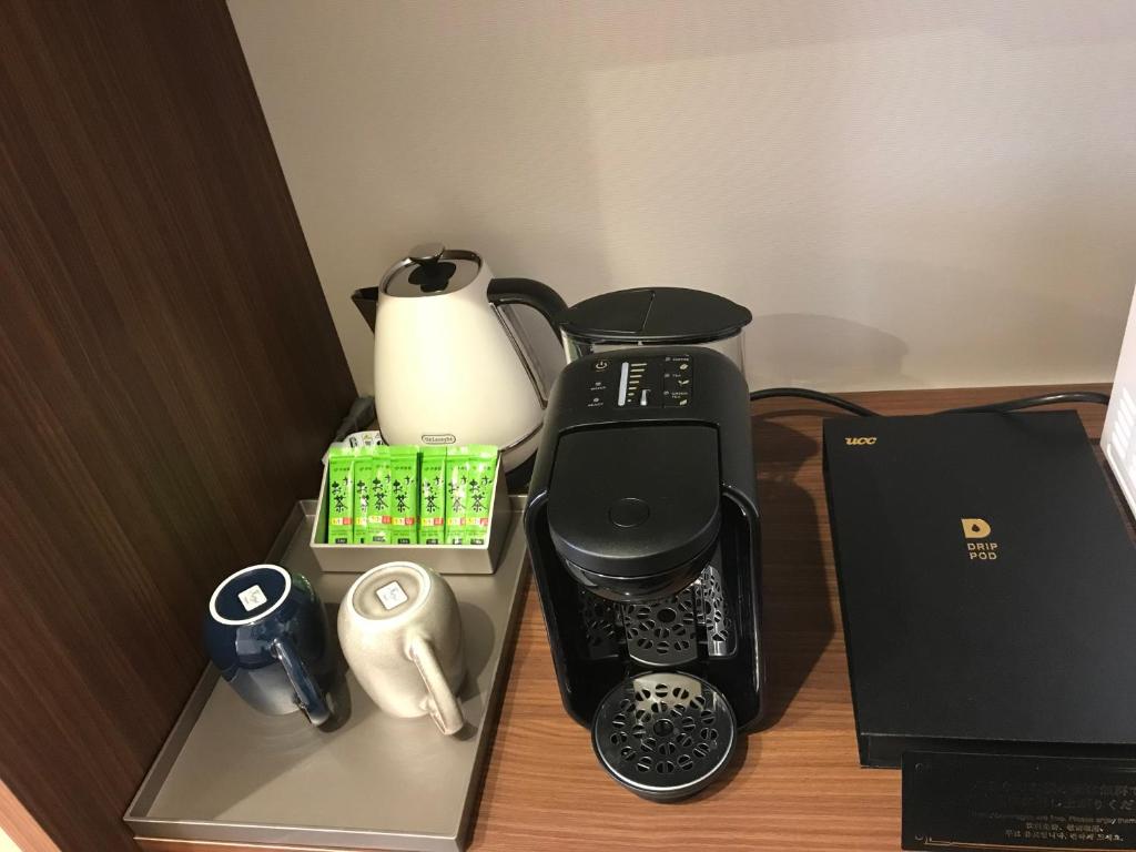 Příslušenství pro přípravu čaje a kávy v ubytování Hotel Yururito Osaka