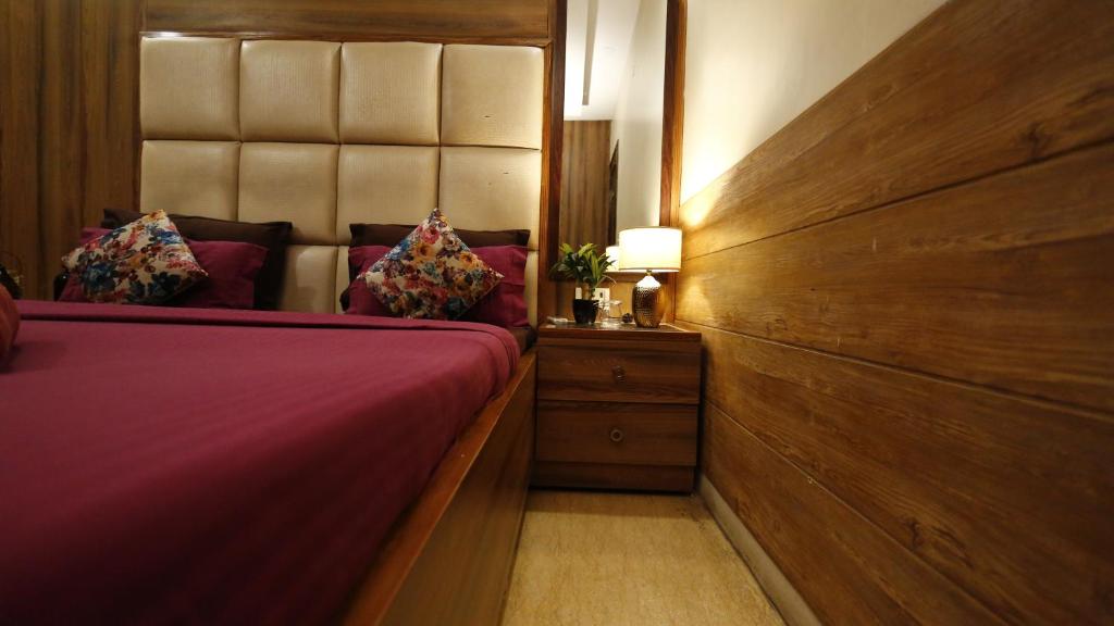 Room in Airb&b New Delhi - Divine Inn Service Apartments - Tweepersoonskamer Met Een Eigen Buitenbadkamer