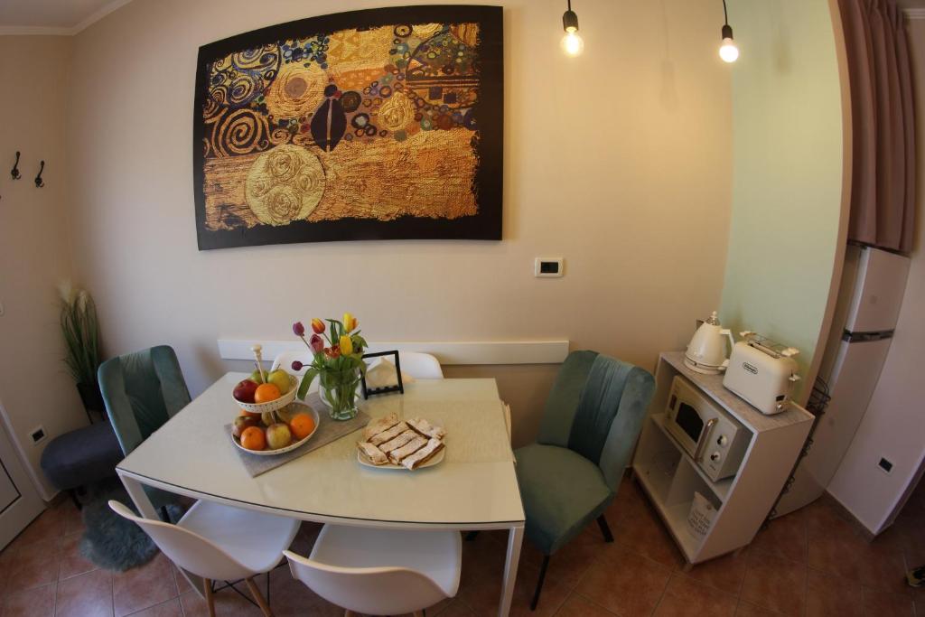 Kuchyň nebo kuchyňský kout v ubytování Room and Apartment Doris