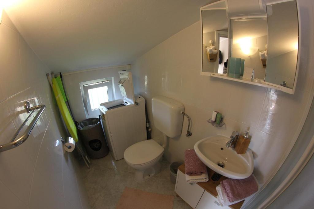 Koupelna v ubytování Room and Apartment Doris