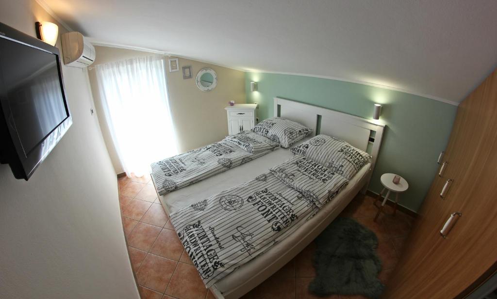 Кровать или кровати в номере Room and Apartment Doris