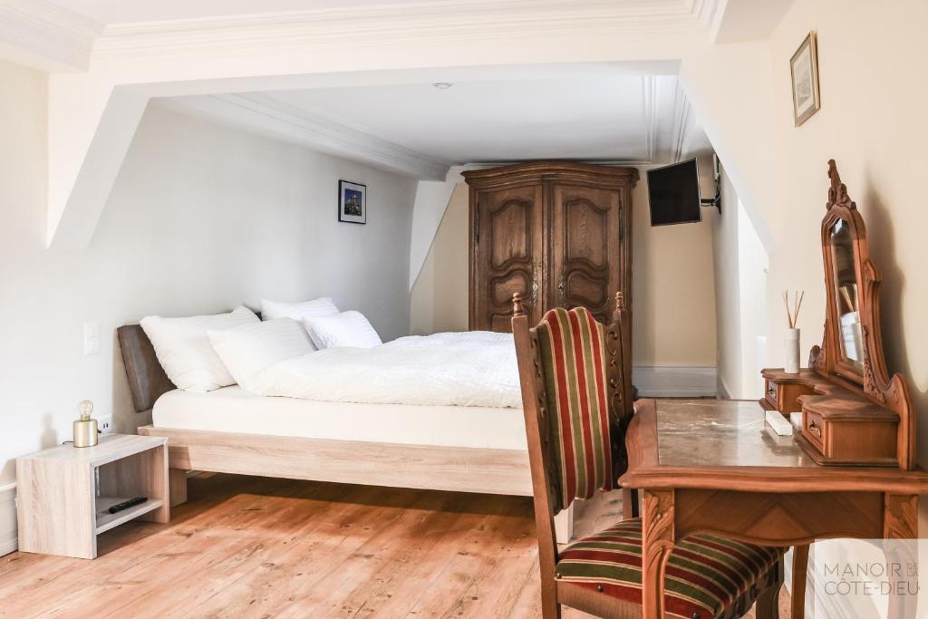 Postel nebo postele na pokoji v ubytování Manoir de la Côte-Dieu