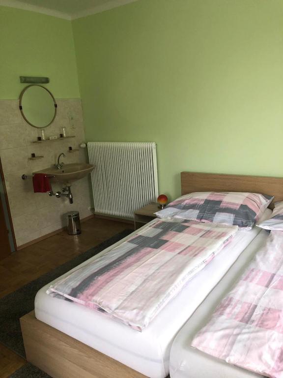 Postel nebo postele na pokoji v ubytování Gasthof-Pension Reidnwirt