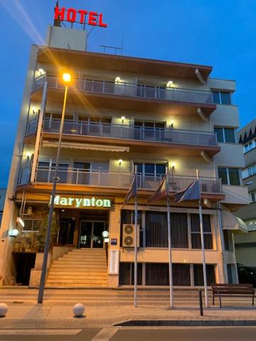 a hotel building with a sign on top of it at Hotel Iberflat Marynton in Benicarló