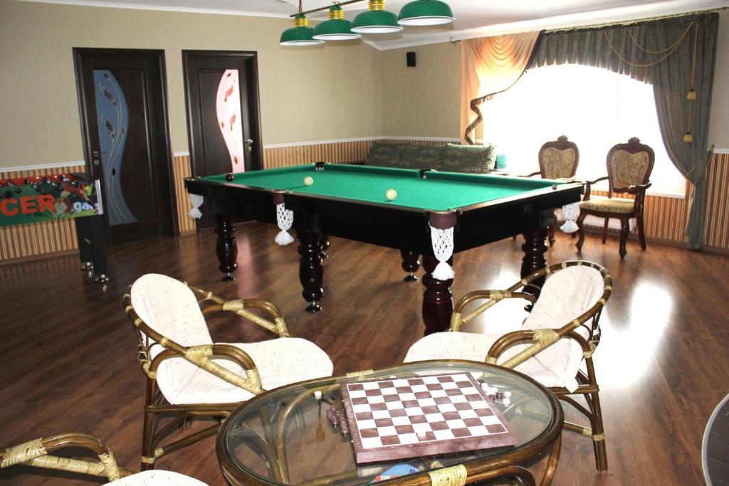 Habitación con mesa de billar y tablero de ajedrez. en Family Complex EkoKomfort en Sagunovka