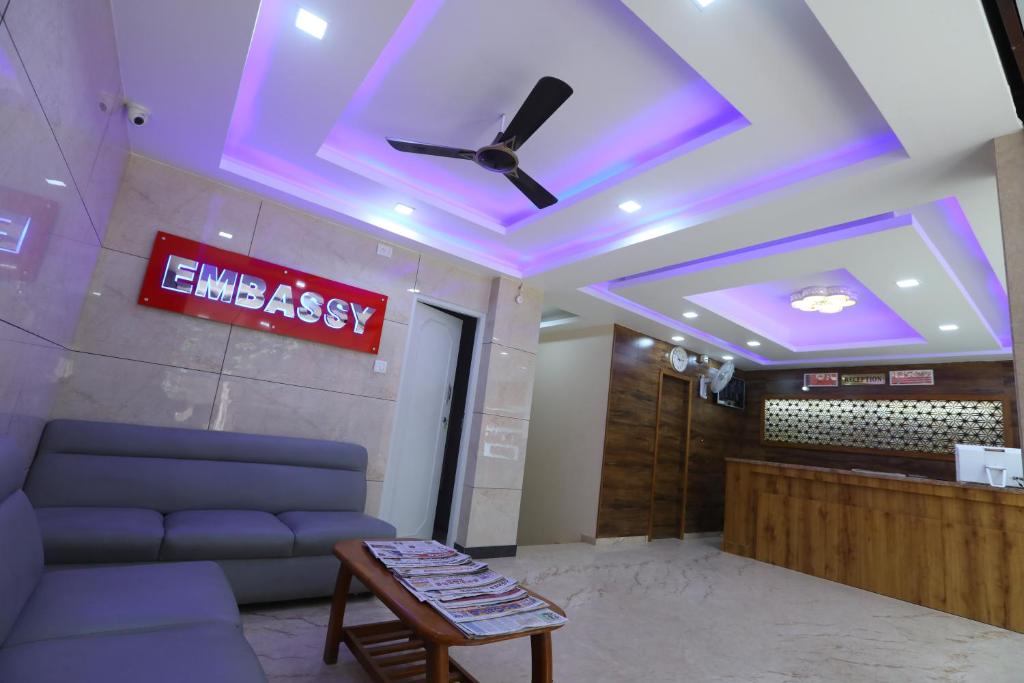 uma sala de estar com um tecto e uma ventoinha de tecto em Hotel Embassy em Bangalore