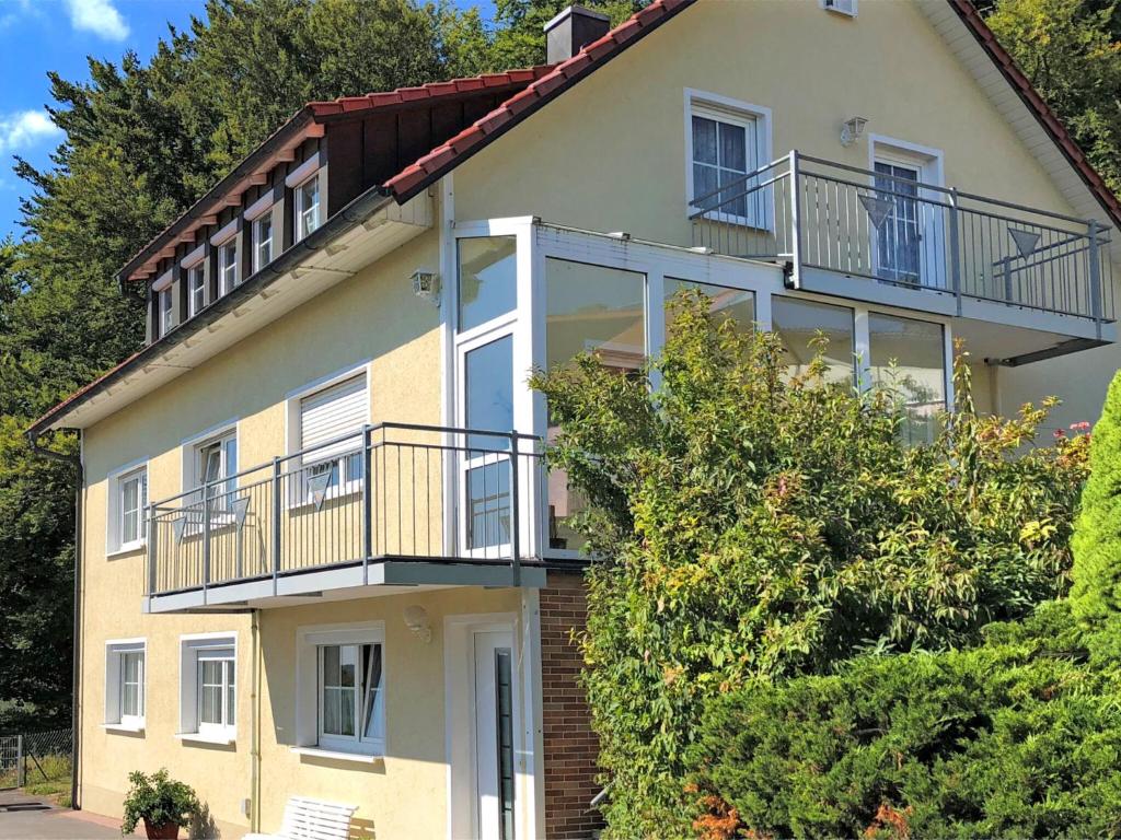 una grande casa con balconi sul lato di Apartment near the forest a Gössweinstein