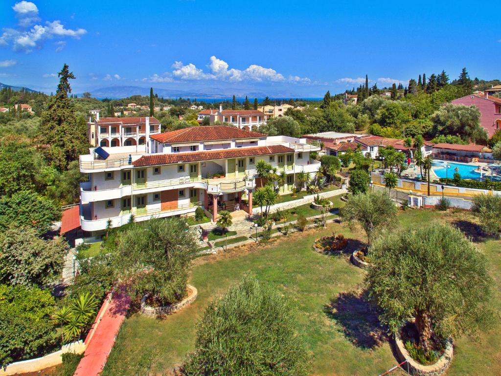 Et luftfoto af Villa Marinos