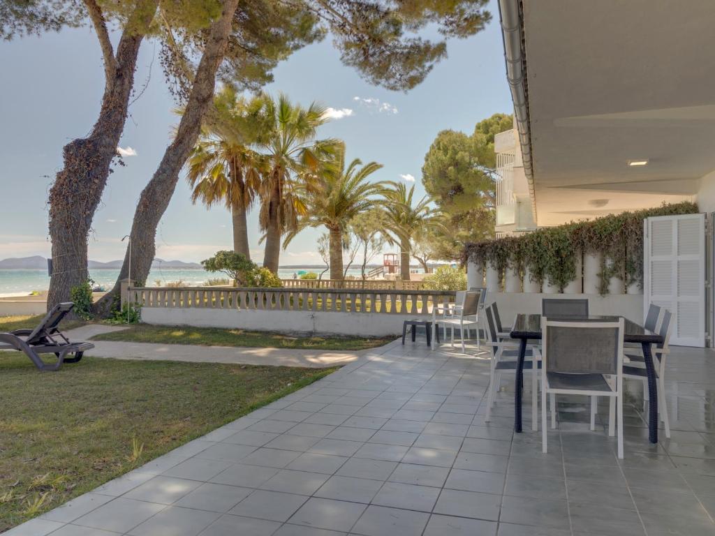 アルクーディアにあるVilla Garballo Alcudia - Sea Frontの海の景色を望むパティオ(テーブル、椅子付)