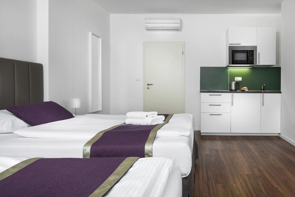 Postel nebo postele na pokoji v ubytování Elizabeth Suites