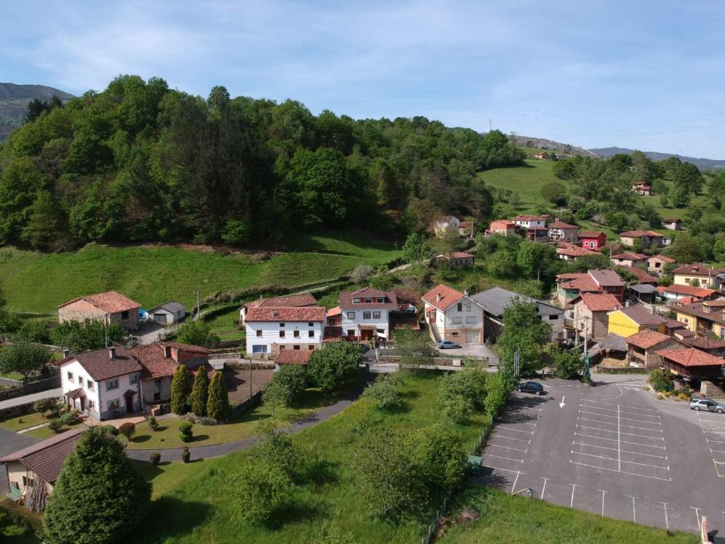 una vista aérea de un pequeño pueblo en las montañas en Apartamentos El Bosquexu en Intriago