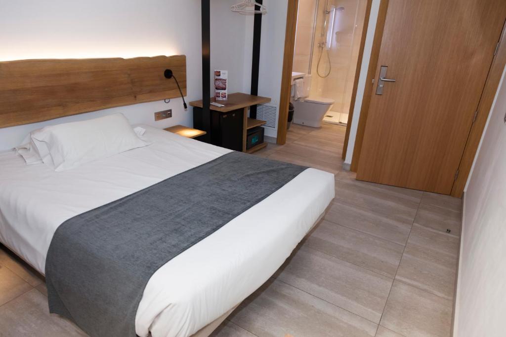 Postel nebo postele na pokoji v ubytování Hostal Paris