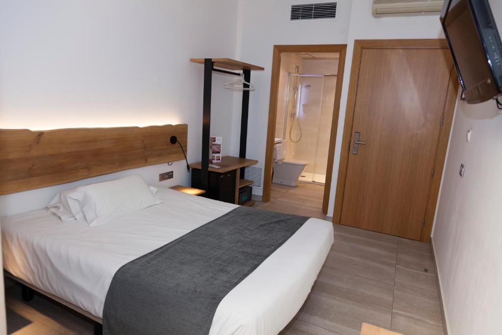 Postel nebo postele na pokoji v ubytování Hostal Paris