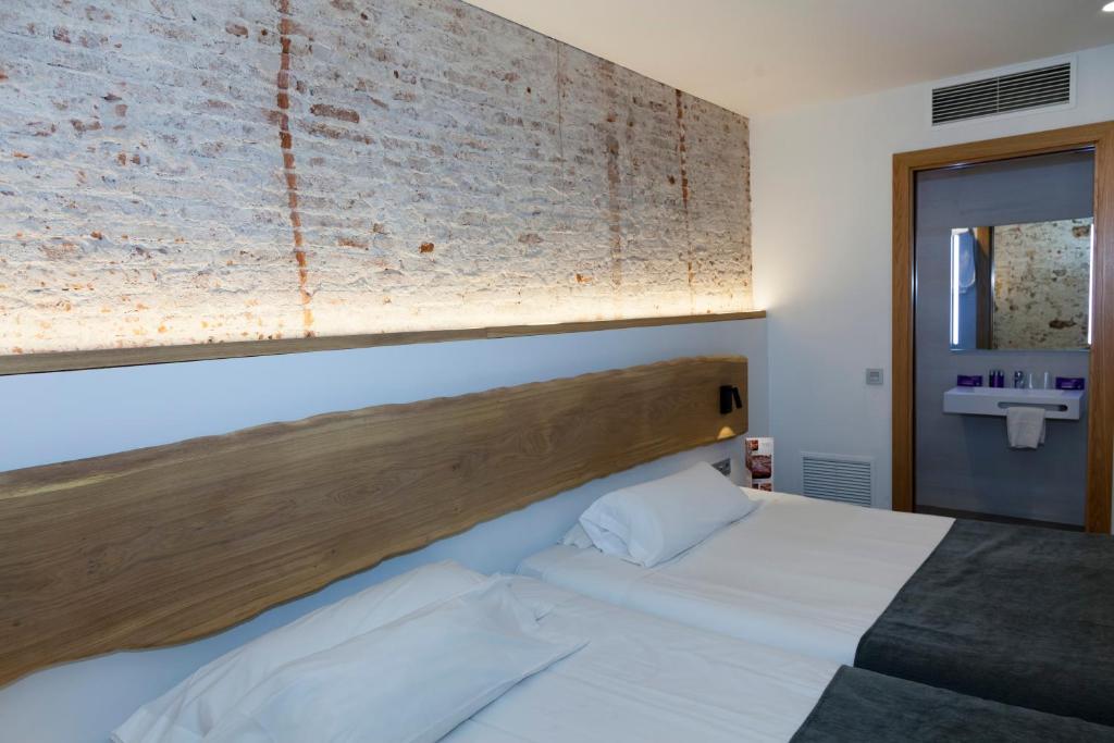 Postel nebo postele na pokoji v ubytování Hostal Paris