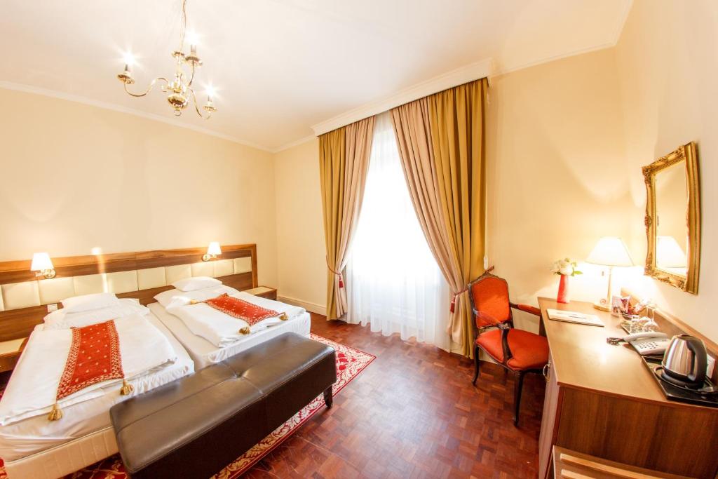 Postel nebo postele na pokoji v ubytování Hotel Kristály Imperial