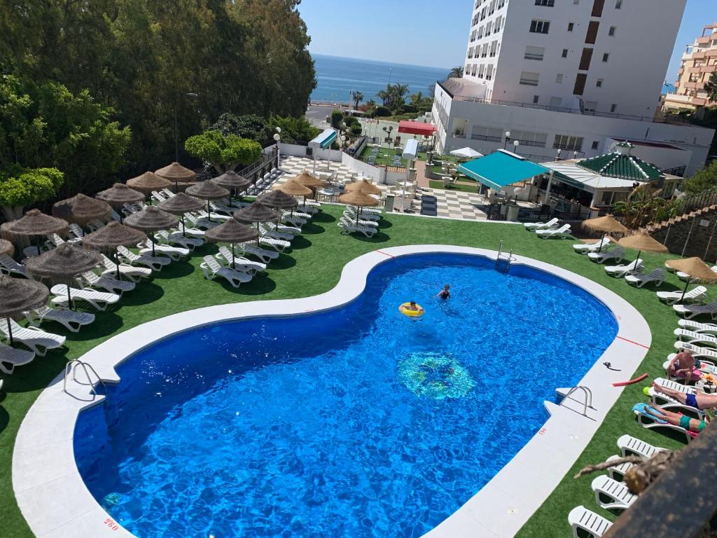 an overhead view of the pool at the hotel at First Flatotel International in Benalmádena