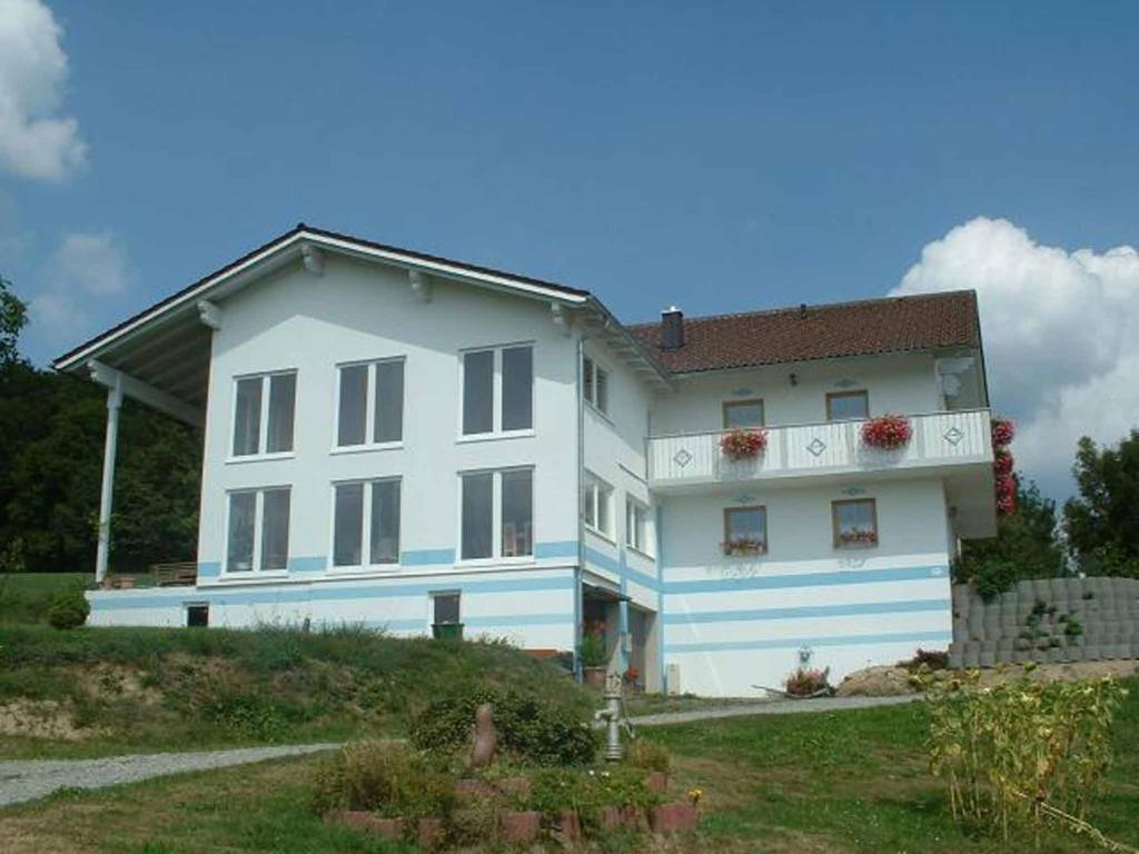 Casa blanca grande con 2 balcones y patio en Ferienwohnung Brunner, en Grafenau