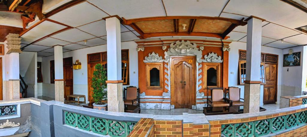 a building with an archway and a building with at Serangan Inn II in Padangbai