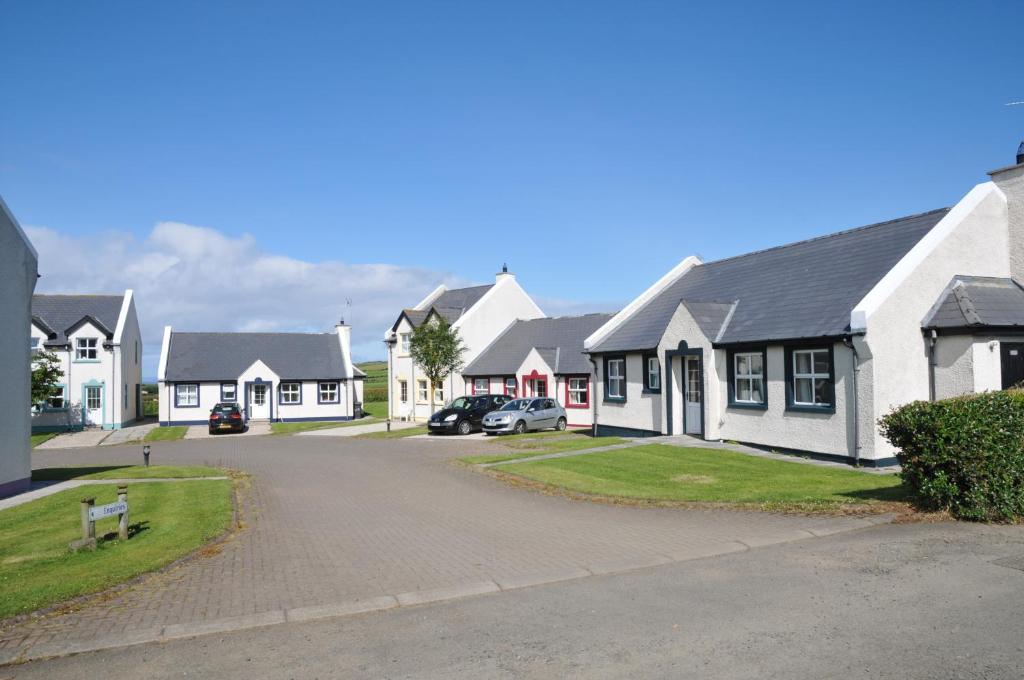 uma fila de casas num bairro residencial em Giant's Causeway Holiday Cottages em Bushmills