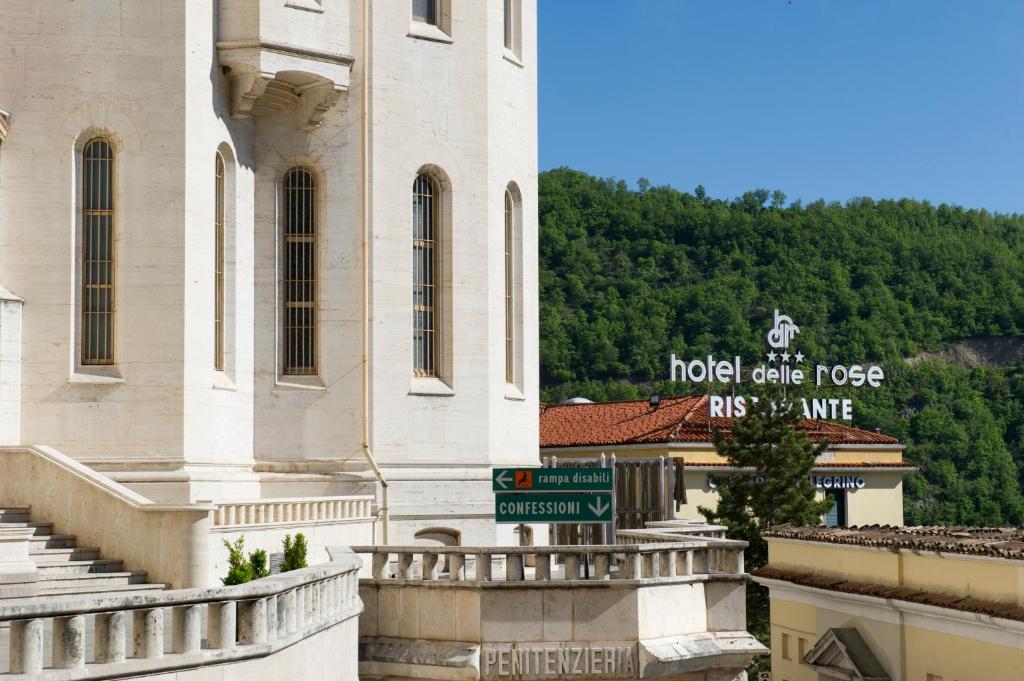 Nespecifikovaný výhled na hory nebo výhled na hory při pohledu z hotelu