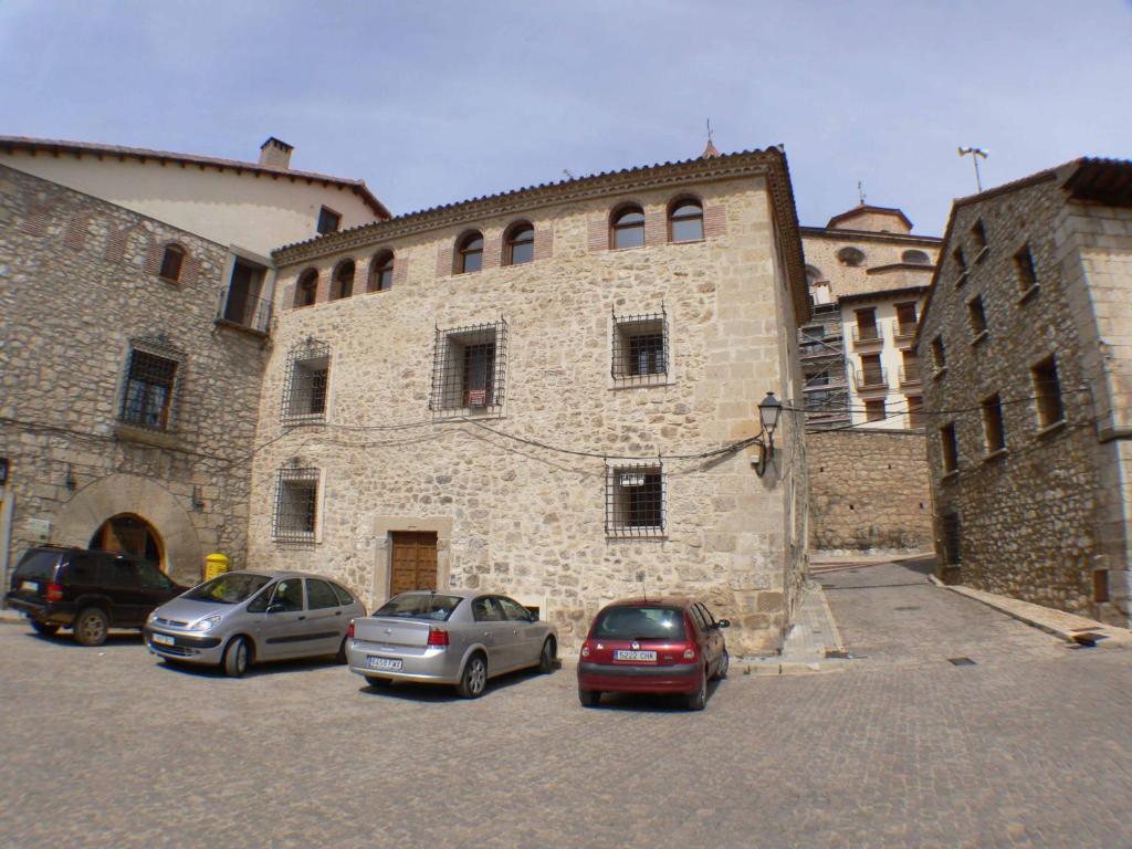 奧里韋拉德爾特雷梅達爾的住宿－1 P Casa de los Fernandez Rajo，停在石头建筑前面的一群汽车